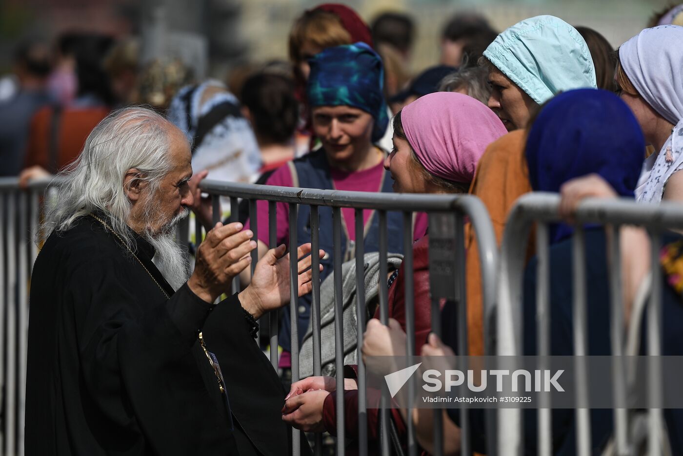 Pilgrims line up to see holy relics of Saint Nicholas
