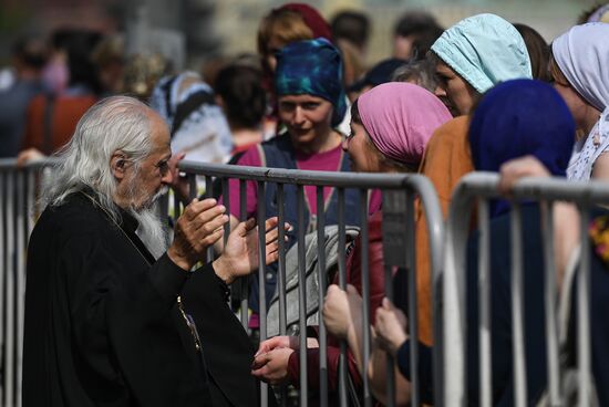 Pilgrims line up to see holy relics of Saint Nicholas