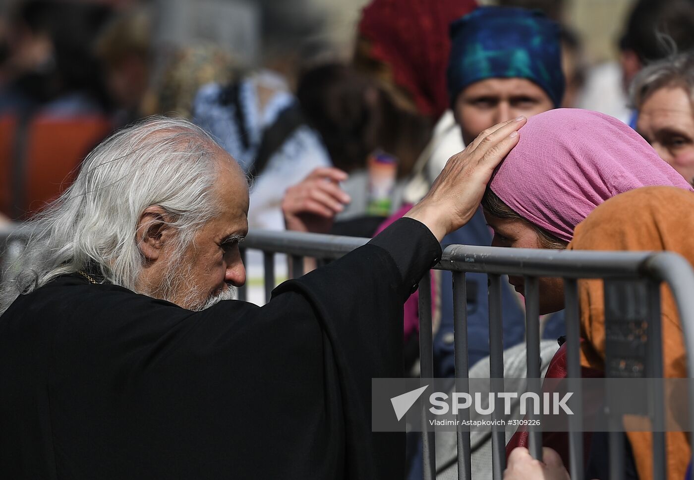 Pilgrims line up to see holy relics of Saint Nicholas