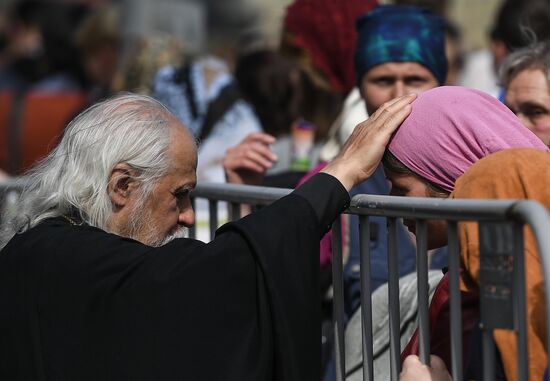 Pilgrims line up to see holy relics of Saint Nicholas
