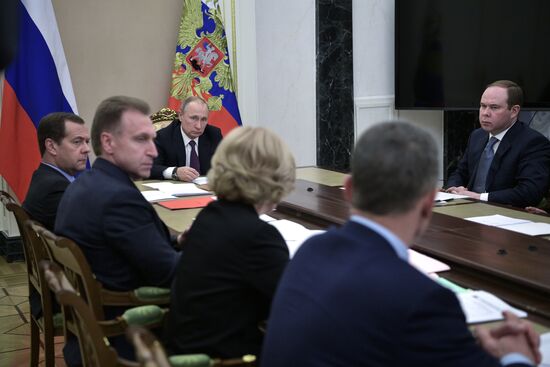 President Vladimir Putin chairs meeting with Government members