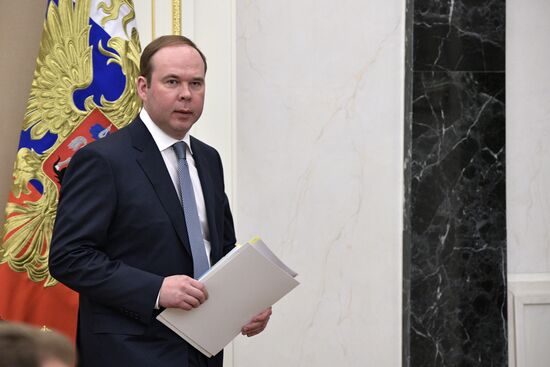 President Vladimir Putin chairs meeting with Government members