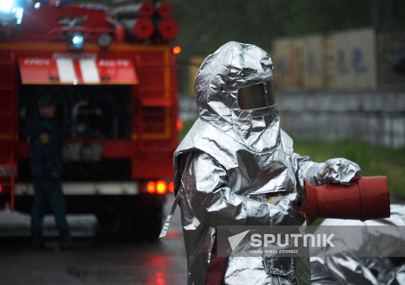 EMERCOM holds drill on handling industrial disasters