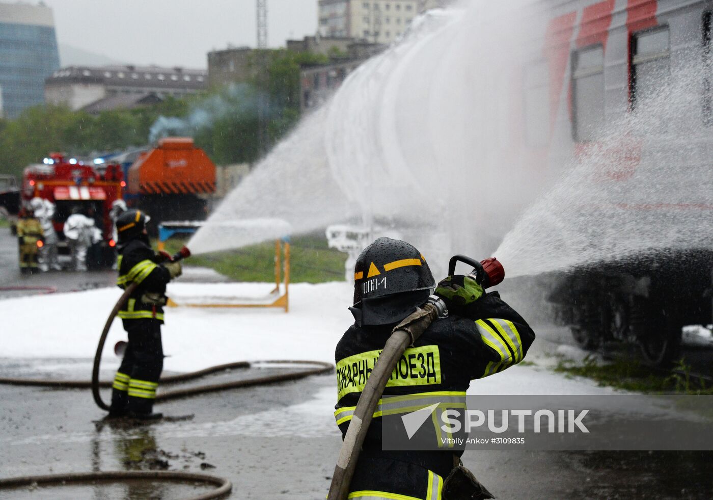 EMERCOM holds drill on handling industrial disasters