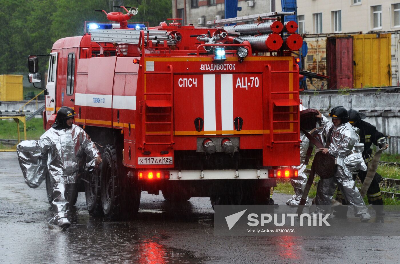 EMERCOM holds drill on handling industrial disasters