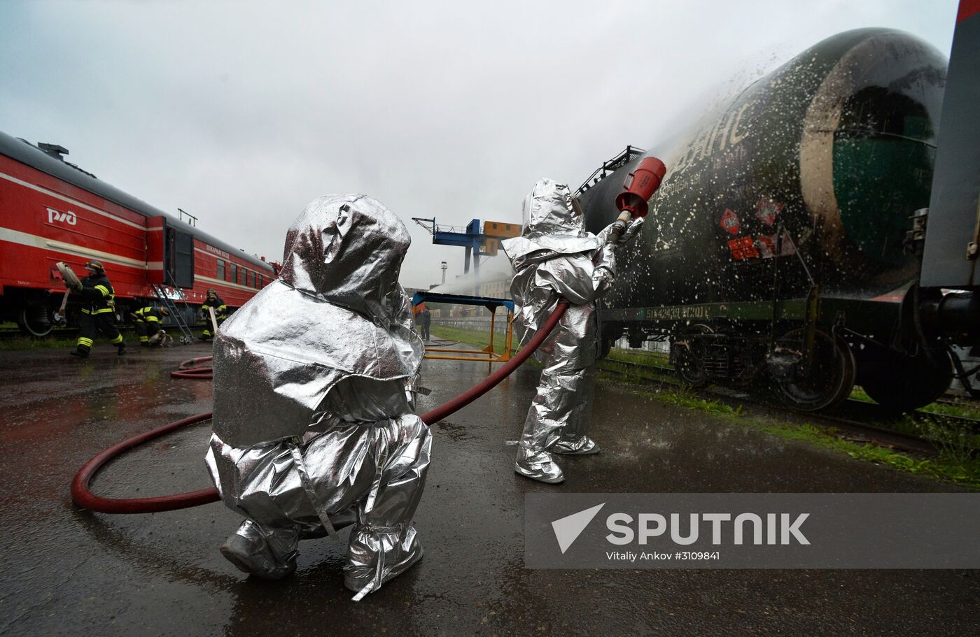 EMERCOM holds drill on handling industrial disasters