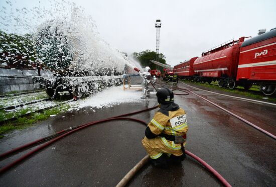 EMERCOM holds drill on handling industrial disasters