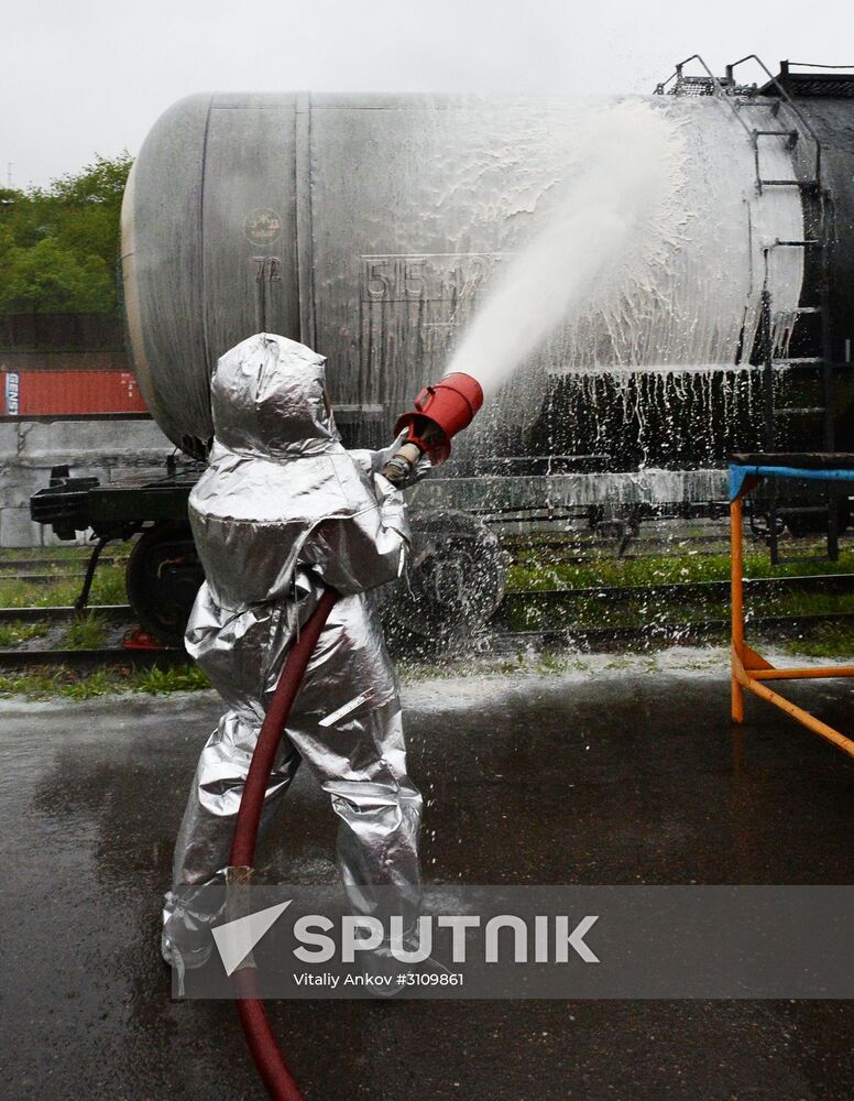EMERCOM holds drill on handling industrial disasters
