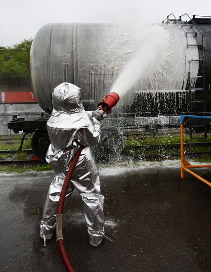 EMERCOM holds drill on handling industrial disasters