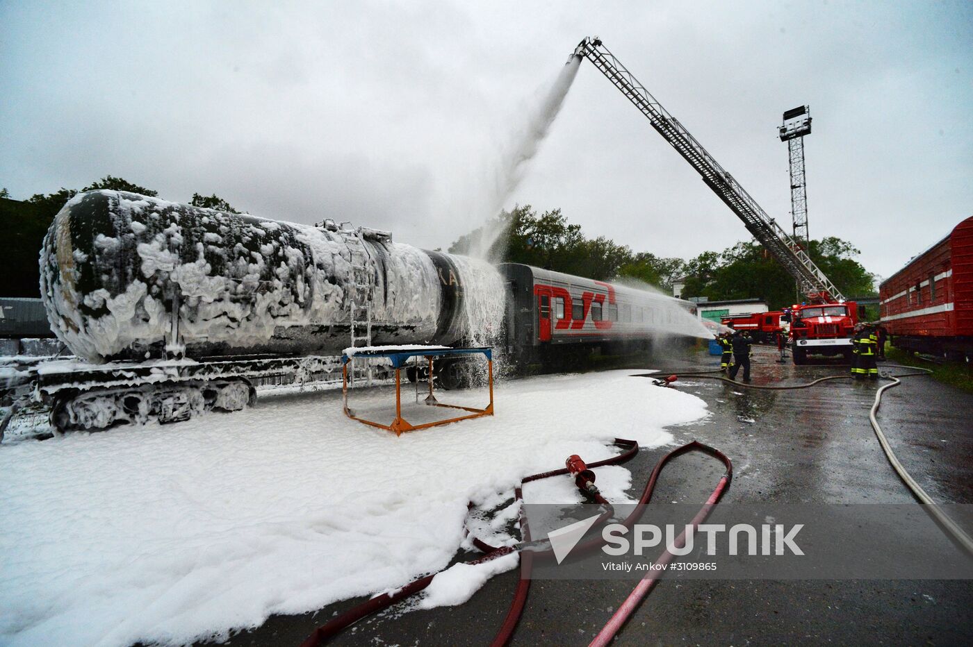 EMERCOM holds drill on handling industrial disasters