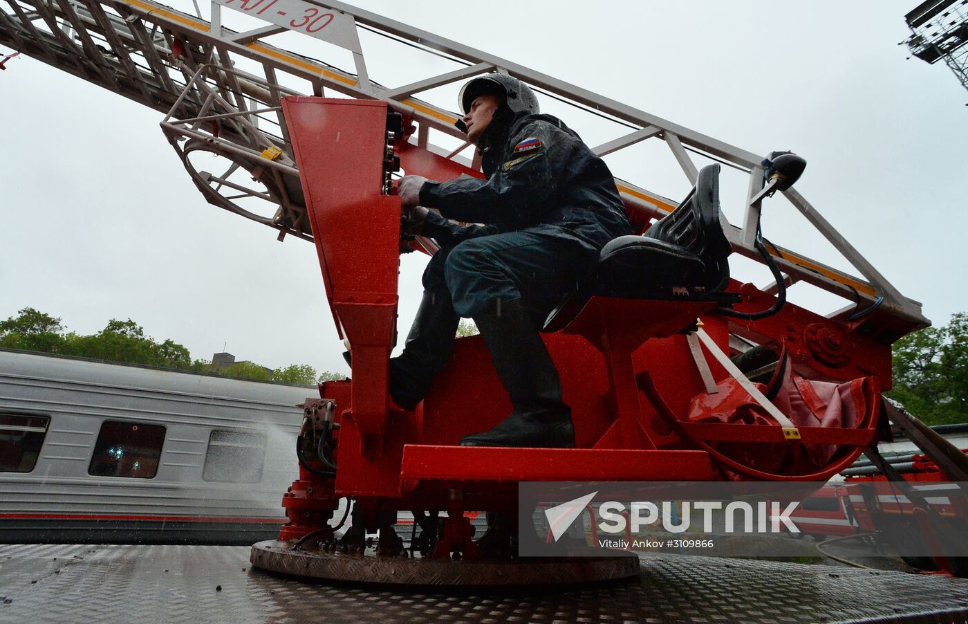 EMERCOM holds drill on handling industrial disasters