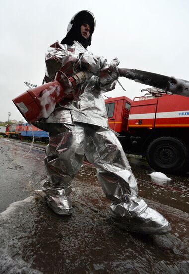 EMERCOM holds drill on handling industrial disasters