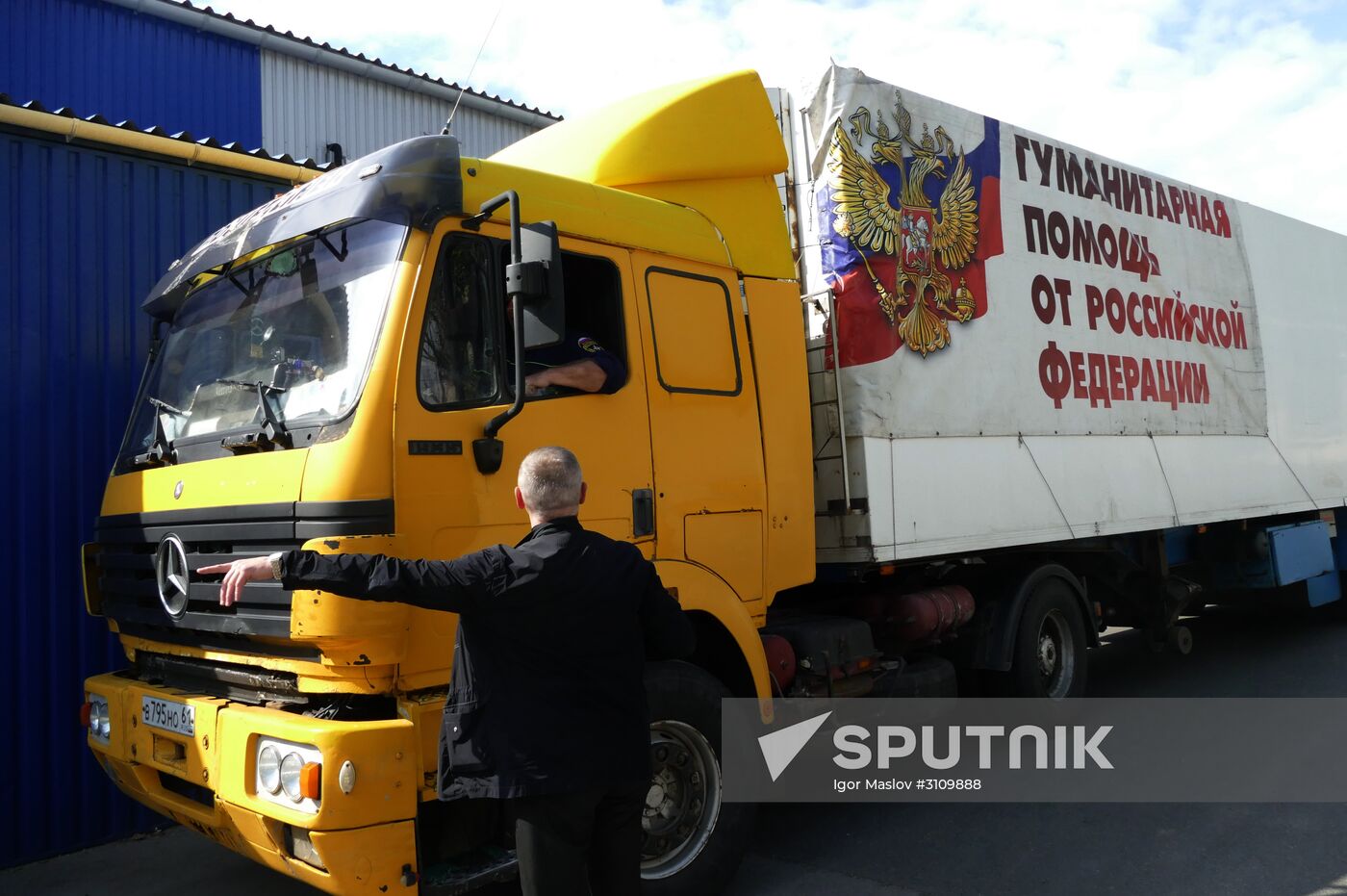 Russia's humanitarian aid convoy arrives in Donetsk