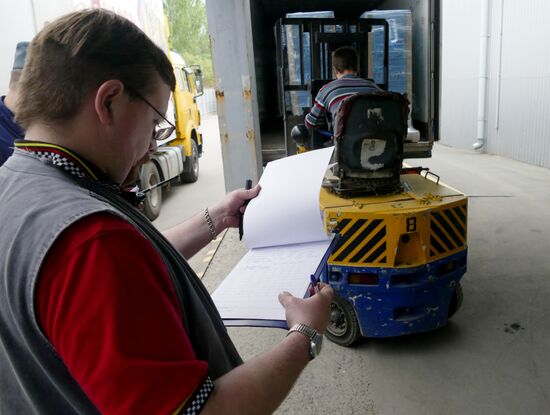 Russia's humanitarian aid convoy arrives in Donetsk