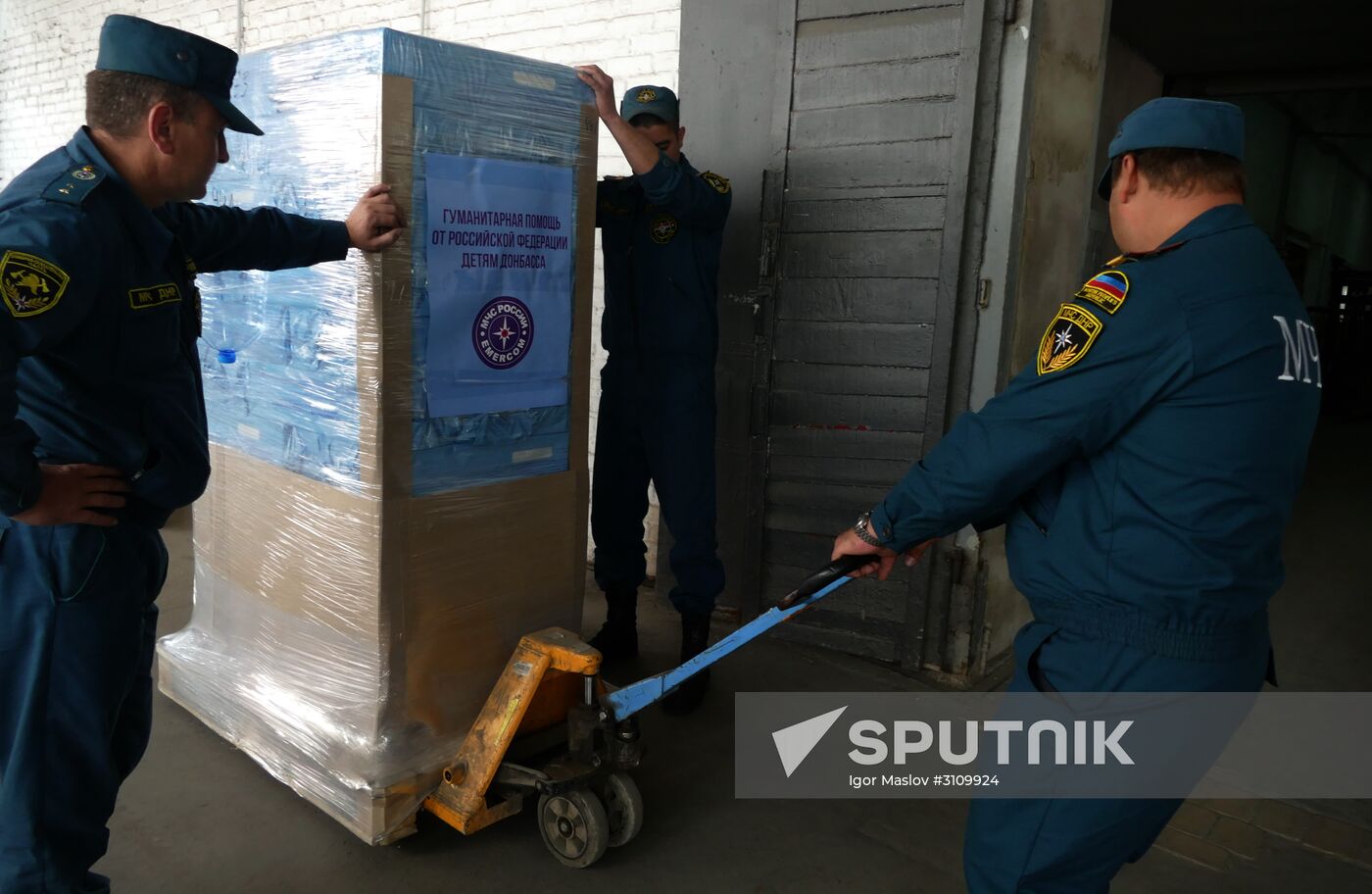 Russia's humanitarian aid convoy arrives in Donetsk