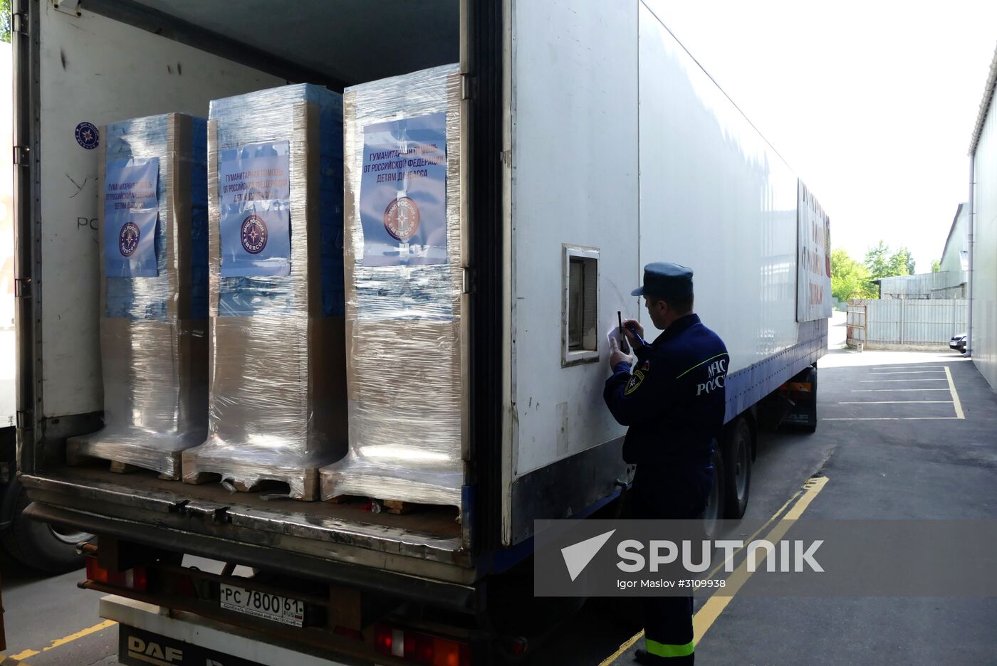 Russia's humanitarian aid convoy arrives in Donetsk