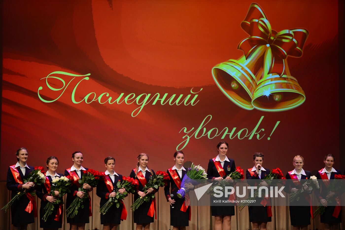 School leavers during the Last Bell ceremony at Defense Ministry boarding school for girls. Location: Russia, Moscow. Author: Kirill Kallinikov/Sputnik. Last Bell ceremony at Defense Ministry boarding school for girls