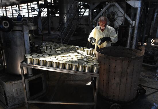 Canned food manufacturing in Damascus
