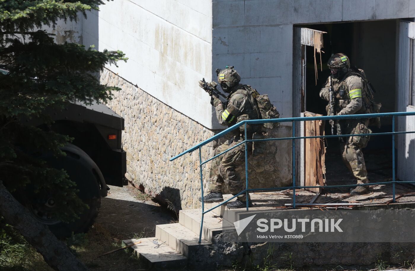 Members of the Federal Security Service (FSB) special task force during a drill in Evpatoria on releasing hostages taken by a mock terrorist group. Location: Russia, Republic of Crimea, Yevpatoria. Author: Maks Vetrov/Sputnik. Second stage of FSB drill in Crimea