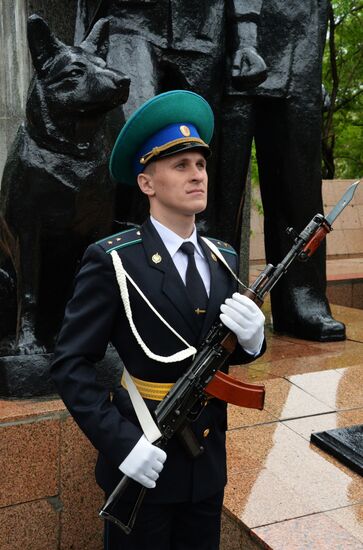 Laying wreaths and flowers at the border guards monument in Primorye