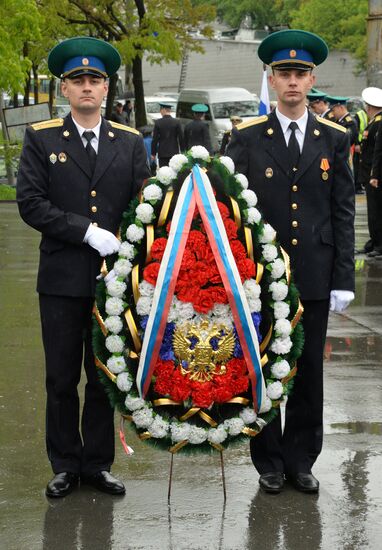Laying wreaths and flowers at the border guards monument in Primorye