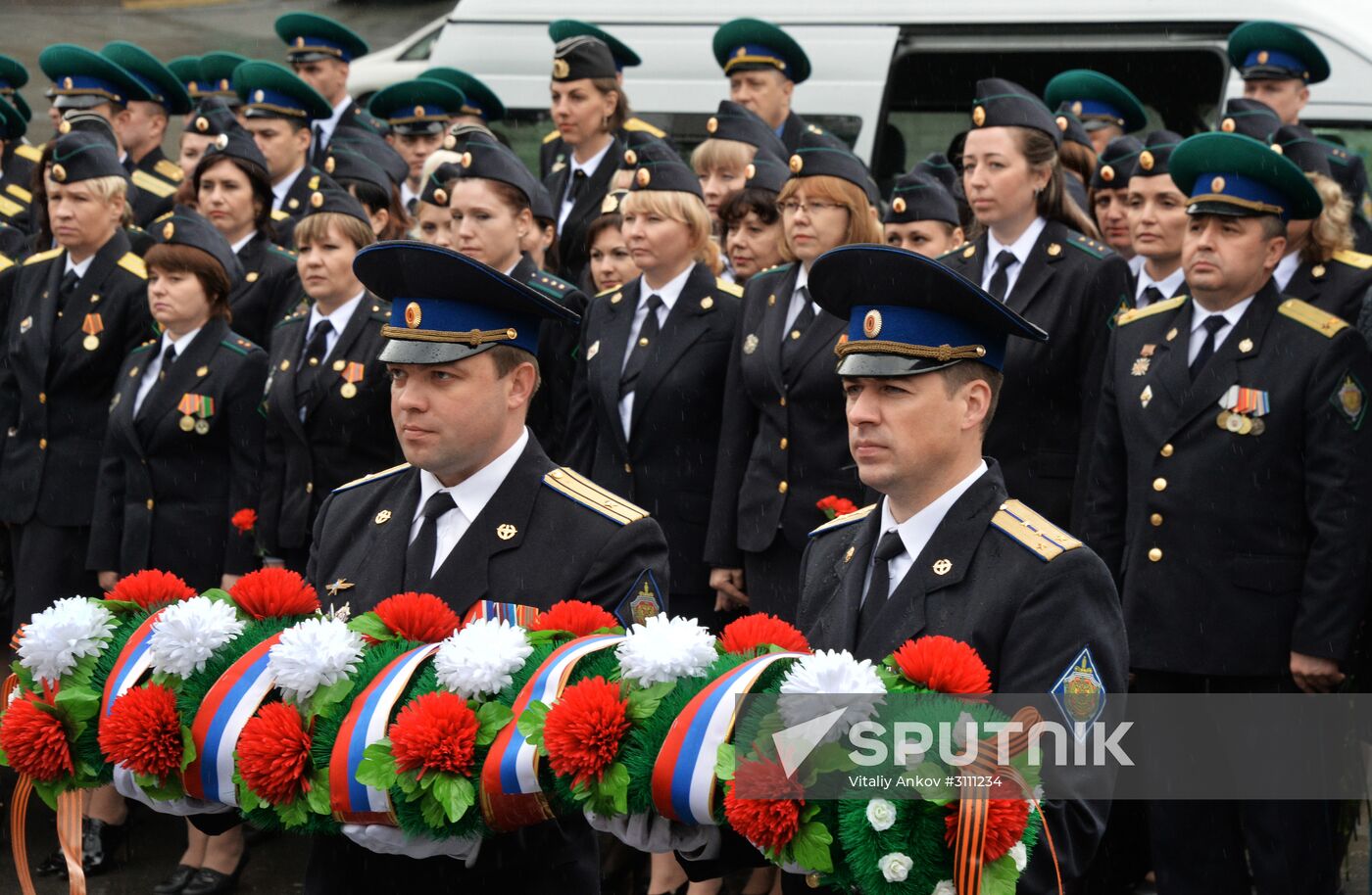 Laying wreaths and flowers at the border guards monument in Primorye