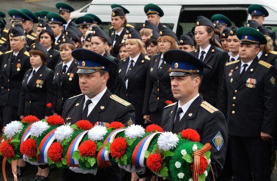 Laying wreaths and flowers at the border guards monument in Primorye