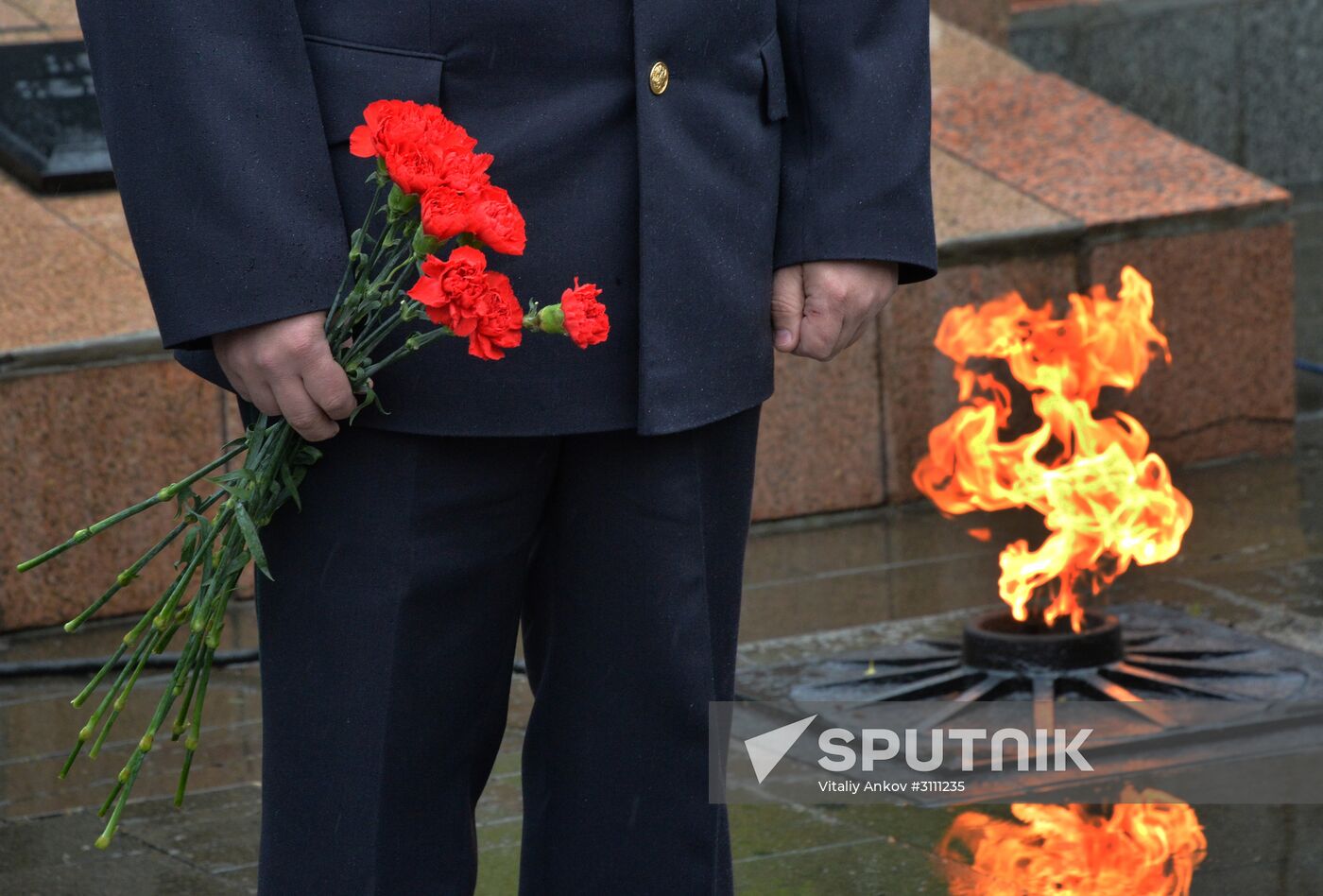 Laying wreaths and flowers at the border guards monument in Primorye