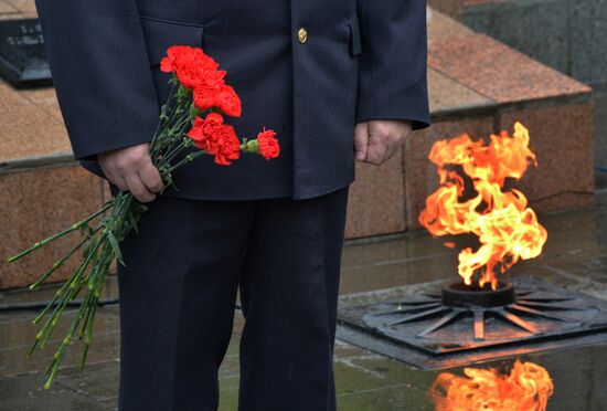 Laying wreaths and flowers at the border guards monument in Primorye