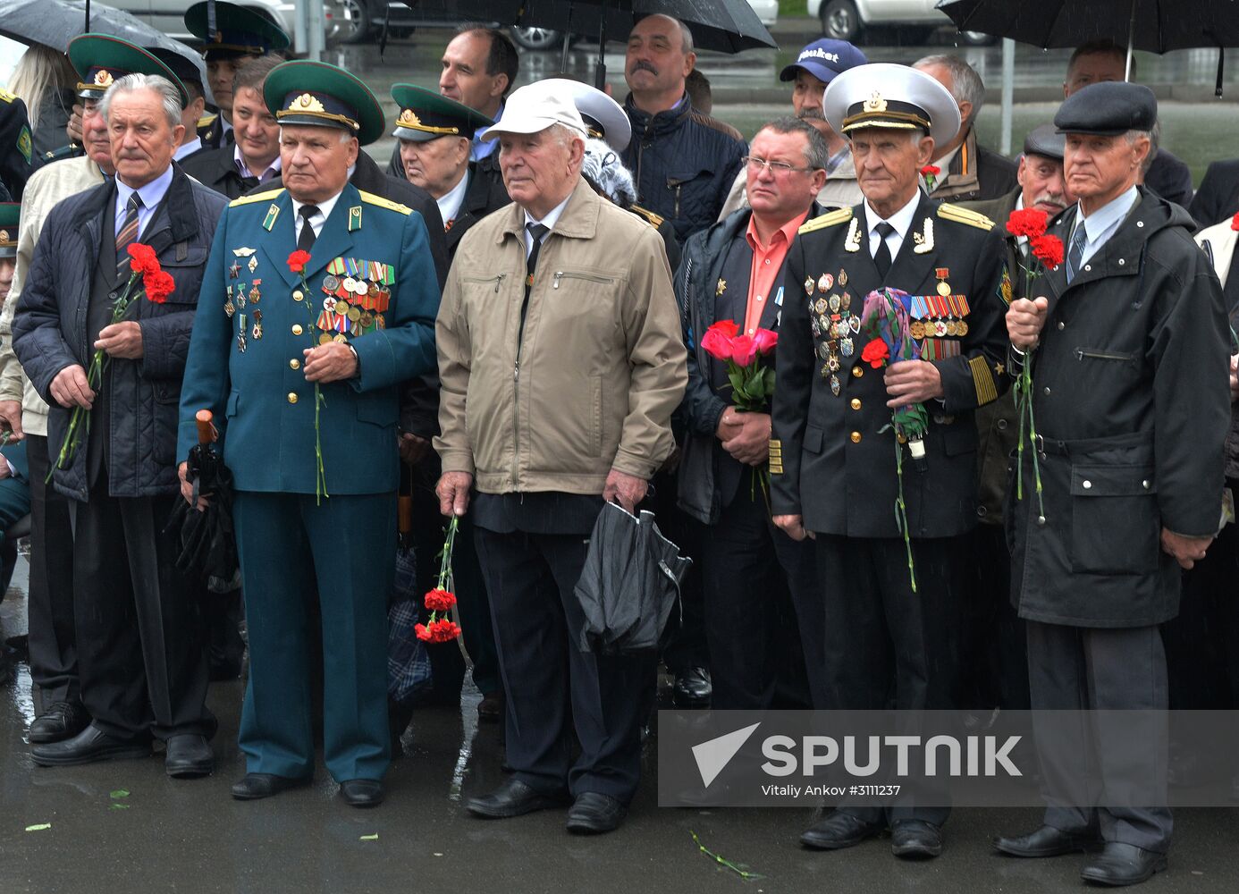 Laying wreaths and flowers at the border guards monument in Primorye