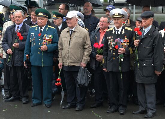 Laying wreaths and flowers at the border guards monument in Primorye