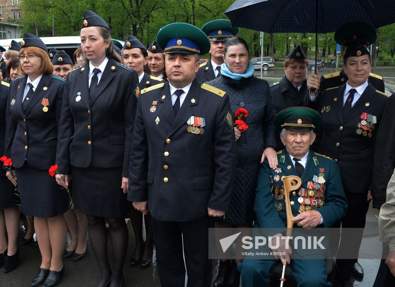 Laying wreaths and flowers at the border guards monument in Primorye
