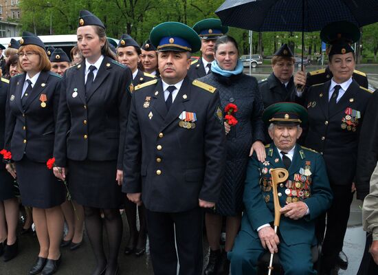 Laying wreaths and flowers at the border guards monument in Primorye