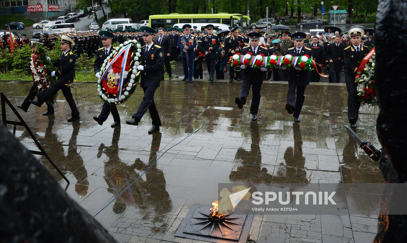 Laying wreaths and flowers at the border guards monument in Primorye