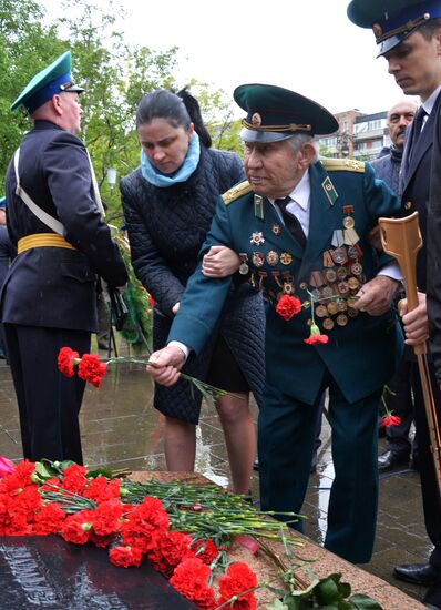 Laying wreaths and flowers at the border guards monument in Primorye
