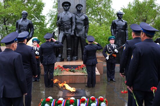 Laying wreaths and flowers at the border guards monument in Primorye