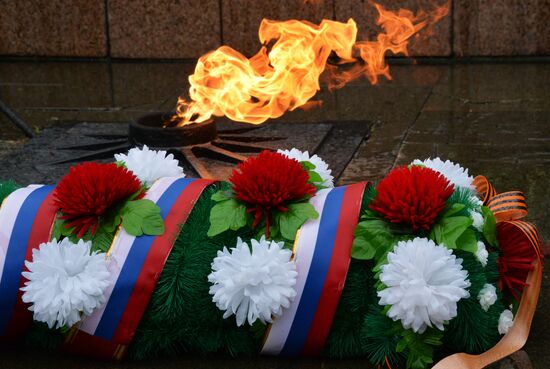 Laying wreaths and flowers at the border guards monument in Primorye