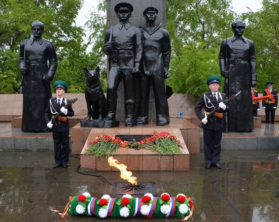Laying wreaths and flowers at the border guards monument in Primorye
