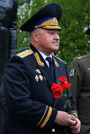 Laying wreaths and flowers at the border guards monument in Primorye