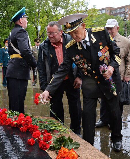 Laying wreaths and flowers at the border guards monument in Primorye