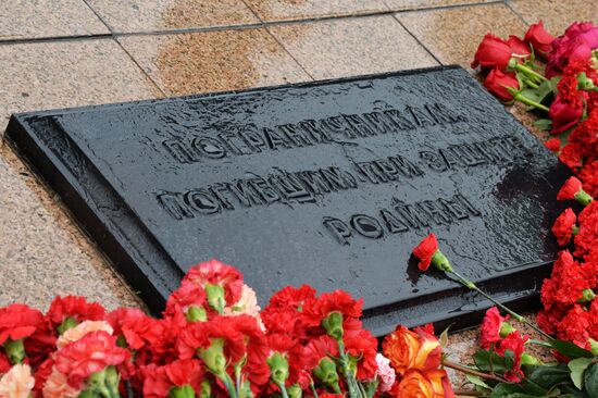 Laying wreaths and flowers at the border guards monument in Primorye