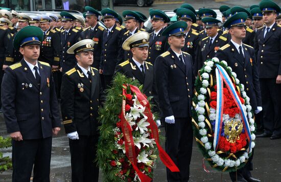 Laying wreaths and flowers at the border guards monument in Primorye