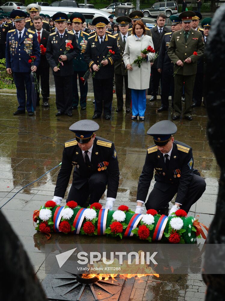 Laying wreaths and flowers at the border guards monument in Primorye