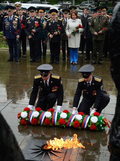 Laying wreaths and flowers at the border guards monument in Primorye