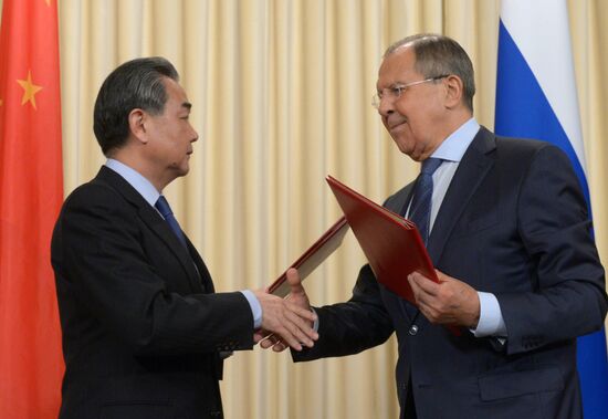 Foreign Minister Sergei Lavrov meets with Chinese counterpart Wang Yi