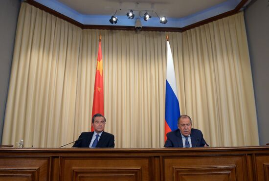 Foreign Minister Sergei Lavrov meets with Chinese counterpart Wang Yi