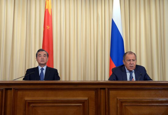 Foreign Minister Sergei Lavrov meets with Chinese counterpart Wang Yi