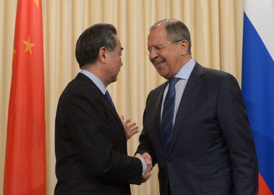 Foreign Minister Sergei Lavrov meets with Chinese counterpart Wang Yi