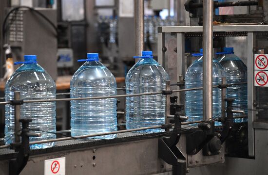 Mineral water production in Damascus suburb