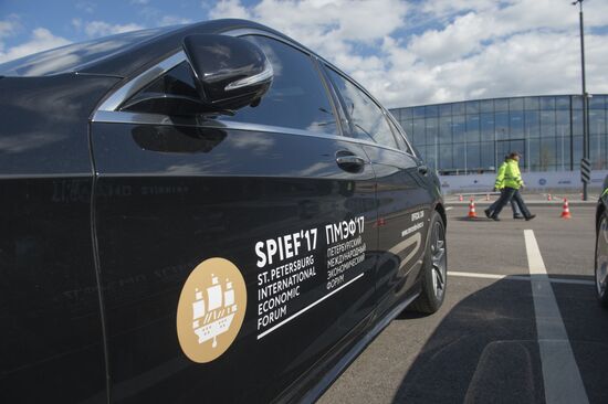 Drivers practice arrival at SPIEF 2017